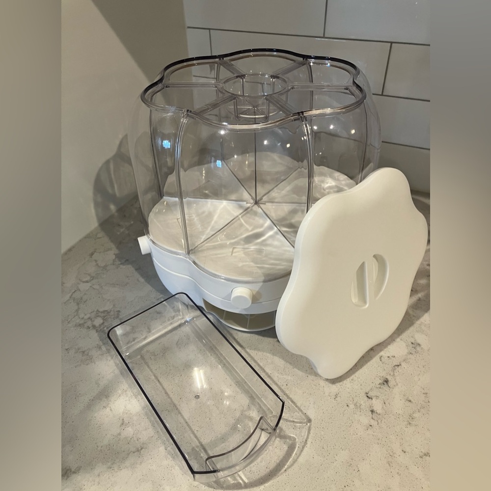 6-compartment rotating dry food dispenser.